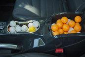 Curiozitatea Zilei: Cate mingi de ping-pong incat intr-un Ford Escape