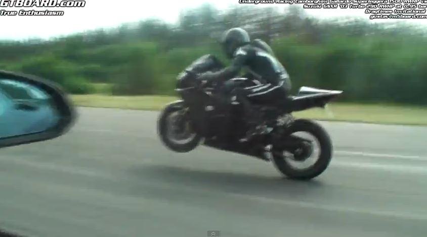 Cursa nebuna: Suzuki Hayabusa Turbo vs. Lamborghini Gallardo: 290 cp vs. 1500 cp. Cursa nebuna: Suzuki Hayabusa Turbo vs. Lamborghini Gallardo: 290 cp vs. 1500 cp.