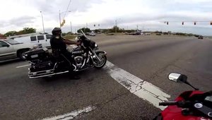 Curse ilegale in America: Un politist se ia la intrecere cu un motociclist!