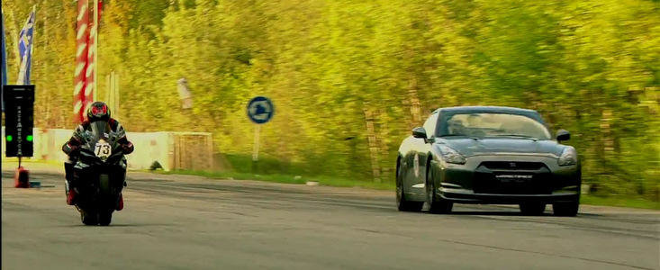 Curse Legale: Un Nissan GT-R se ia la intrecere cu o motocicleta de 200 cai putere Curse Legale: Un Nissan GT-R se ia la intrecere cu o motocicleta de 200 cai putere