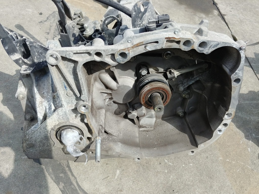 Cutie viteze manuala 1.2 b d4f d4fd740 renault clio 4 euro 5 320106671r jh3