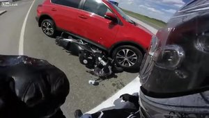 Da cu spatele pana ce ia o motocicleta sub rotile SUV-ului