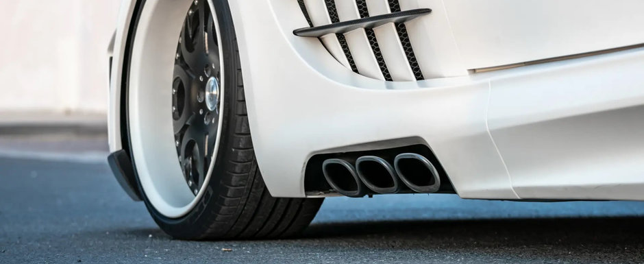 Daca vrei sa te dai mare si tare pe Dorobanti, asta e masina pe care trebuie sa o cumperi. Mercedes-ul din 2007 are sase tobe de esapament Daca vrei sa te dai mare si tare pe Dorobanti, asta e masina pe care trebuie sa o cumperi. Mercedes-ul din 2007 are sase tobe de esapament