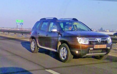 Dacia Duster, surprinsa pe autostrada A1 Dacia Duster, surprinsa pe autostrada A1