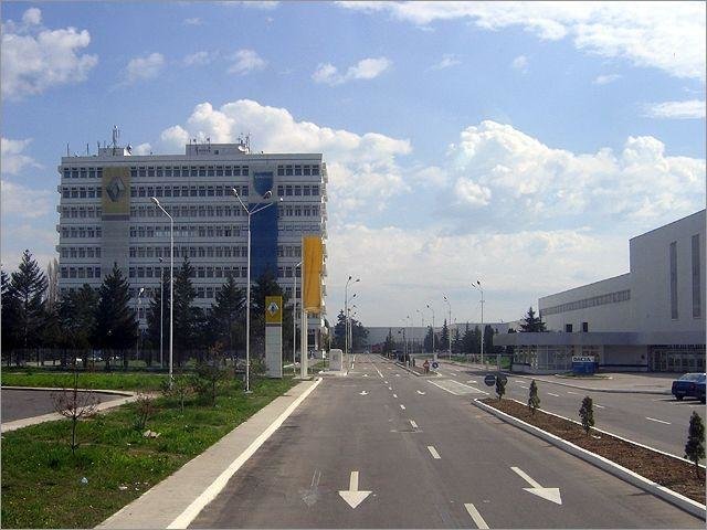 Dacia fabricata la Mioveni vs. Dacia "made in" Tanger. Ce arunca in joc fiecare dintre cele doua fabrici Dacia fabricata la Mioveni vs. Dacia "made in" Tanger. Ce arunca in joc fiecare dintre cele doua fabrici