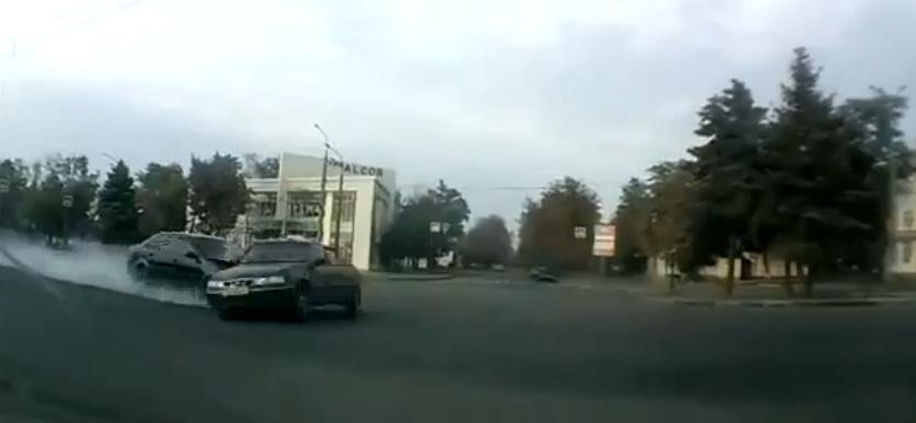 Daewoo Cielo vs. Chevrolet Lacetti intr-o intersectie ruseasca