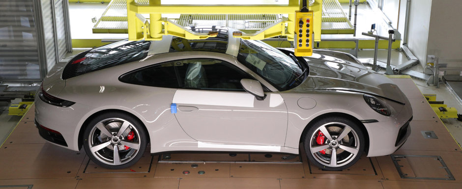 Dai un ban, dar stai in fata. Clientii noului 911 pot vedea cum le construieste Porsche masina Dai un ban, dar stai in fata. Clientii noului 911 pot vedea cum le construieste Porsche masina