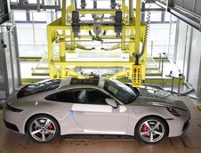 Dai un ban, dar stai in fata. Clientii noului 911 pot vedea cum le construieste Porsche masina