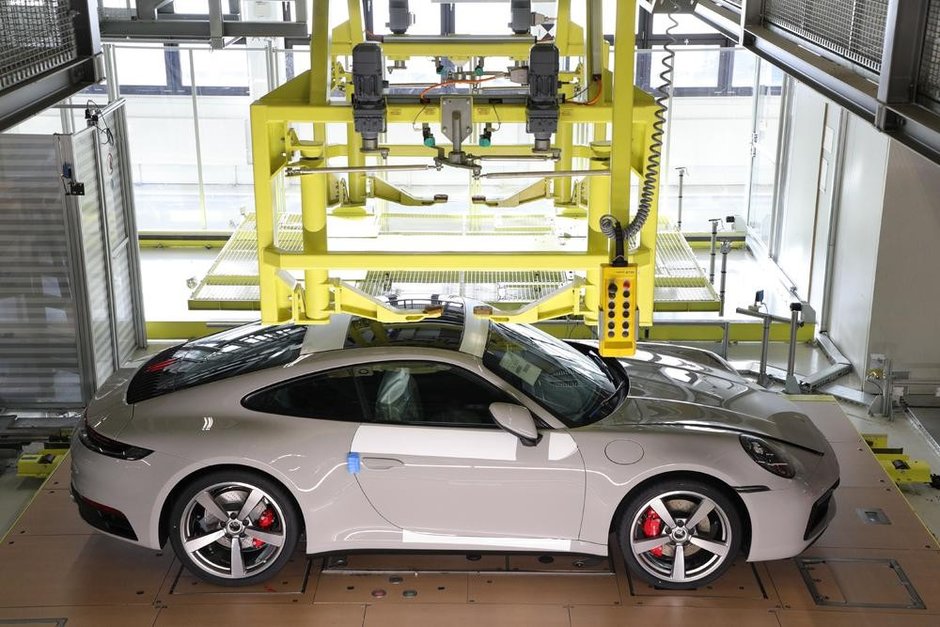 Dai un ban, dar stai in fata. Clientii noului 911 pot vedea cum le construieste Porsche masina