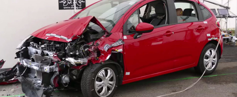 Dauna totala dupa ce a lovit un Q7 cu 35 km/h. Reparatiile ar fi costat peste 15.000 euro Dauna totala dupa ce a lovit un Q7 cu 35 km/h. Reparatiile ar fi costat peste 15.000 euro