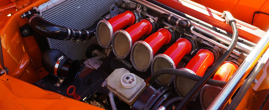 De-afara zici ca-i original, dar sub capota se schimba totul. BMW-ul din '74 a primit un motor de aproape doua ori mai puternic De-afara zici ca-i original, dar sub capota se schimba totul. BMW-ul din '74 a primit un motor de aproape doua ori mai puternic