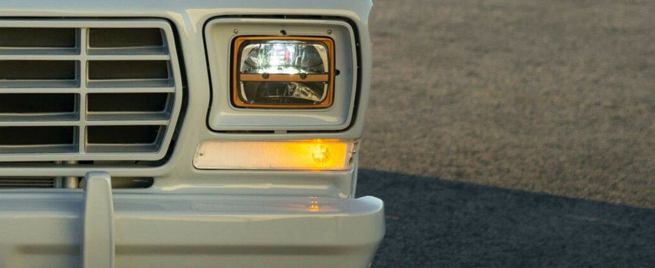 De-afara zici ca-i originala, dar inauntru se schimba totul. Masina din 1978 are instrumente de bord digitale si display central de 15.5 inch De-afara zici ca-i originala, dar inauntru se schimba totul. Masina din 1978 are instrumente de bord digitale si display central de 15.5 inch