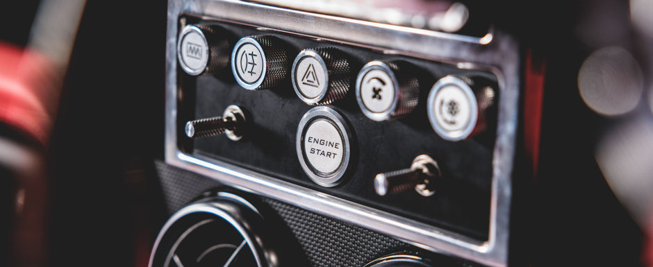 De-afara zici ca-i originala, dar inauntru se schimba totul. Noua masina are un design retro la exterior si buton pentru pornirea motorului la interior De-afara zici ca-i originala, dar inauntru se schimba totul. Noua masina are un design retro la exterior si buton pentru pornirea motorului la interior