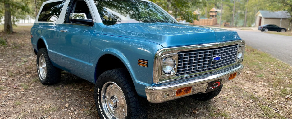 De-afara zici ca-i originala, dar inauntru se schimba totul. Noua masina are un design retro la exterior si toate dotarile unui SUV din 2018 la interior De-afara zici ca-i originala, dar inauntru se schimba totul. Noua masina are un design retro la exterior si toate dotarile unui SUV din 2018 la interior