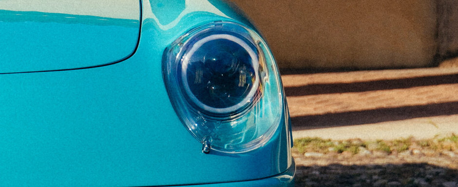 De-afara zici ca-i originala, dar sub capota se schimba totul. Masina din 1992 are un design clasic la exterior, insa e pusa in miscare de un motor cu KERS, similar monoposturilor din Formula 1 De-afara zici ca-i originala, dar sub capota se schimba totul. Masina din 1992 are un design clasic la exterior, insa e pusa in miscare de un motor cu KERS, similar monoposturilor din Formula 1