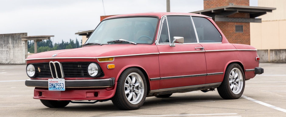 De-afara zici ca-i originala, dar sub capota se schimba totul. Vechea masina de la BMW a primit un transplant neobisnuit de motor De-afara zici ca-i originala, dar sub capota se schimba totul. Vechea masina de la BMW a primit un transplant neobisnuit de motor