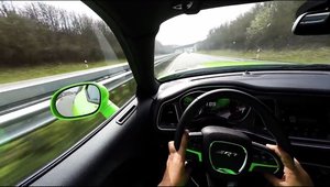 De cand asteptam asta! 'Blana' pe Autobahn cu un Dodge Challenger Hellcat