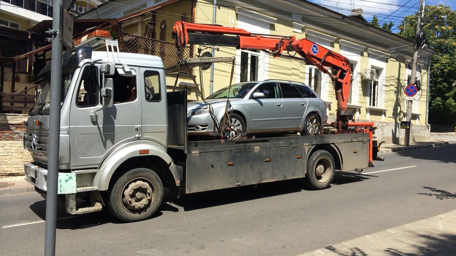 De cand se vor ridica masinile parcate ilegal si cum pot scapa soferii de amenzi