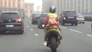 De ce nu e bine sa porti fustite scurte pe motocicleta?