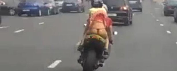 De ce nu e bine sa porti fustite scurte pe motocicleta?