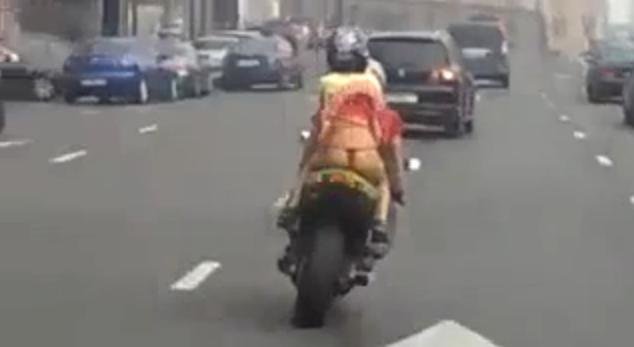 De ce nu e bine sa porti fustite scurte pe motocicleta?