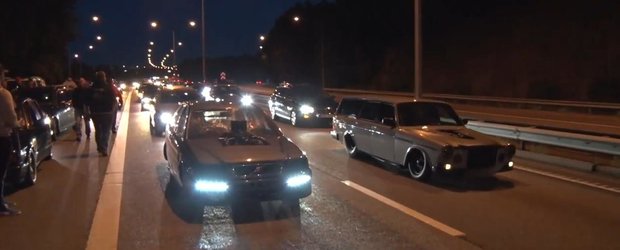 De ce vor emigrantii in Suedia: curse ilegale intre breakuri Volvo cu autostrada blocata