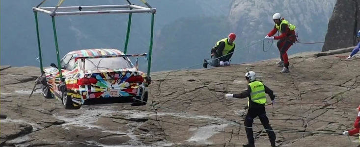 De dragul artei, BMW urca modelul M3 Art Car la peste 600 de metri inaltime. VIDEO AICI!