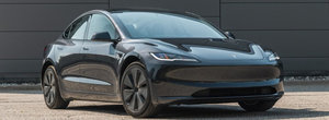De frica sa nu ramana de tot fara cumparatori, Tesla a inceput sa vanda un Model 3 cu tapiterie din stofa si oglinzi reglabile manual. Noua varianta costa cu peste 10.000 de dolari mai putin decat cel mai ieftin BMW Seria 3