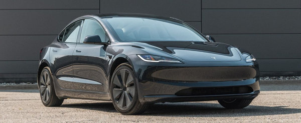 De frica sa nu ramana de tot fara cumparatori, Tesla a inceput sa vanda un Model 3 cu tapiterie din stofa si oglinzi reglabile manual. Noua varianta costa cu peste 10.000 de dolari mai putin decat cel mai ieftin BMW Seria 3