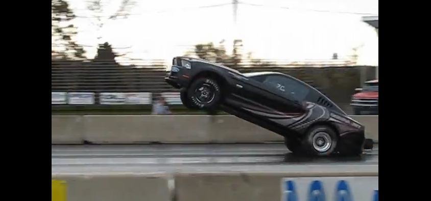 De la agonie la extaz pe 2 roti: un Ford Mustang face wheelie si... Adio!