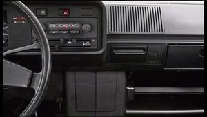 De la un banal radio mono la control prin gesturi. Cum a evoluat in timp sistemul audio de pe Volkswagen Golf