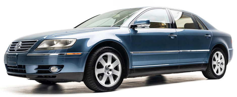 De pe vremea cand Volkswagen se batea cu Audi, Mercedes si BMW. Masina din 2004 are scaune fata si spate cu actionare electrica, incalzire, racire, masaj De pe vremea cand Volkswagen se batea cu Audi, Mercedes si BMW. Masina din 2004 are scaune fata si spate cu actionare electrica, incalzire, racire, masaj