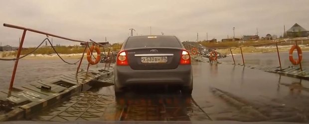 De vina este ploaia! In Rusia, un camion scufunda un pod cu tot cu masini