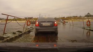 De vina este ploaia! In Rusia, un camion scufunda un pod cu tot cu masini