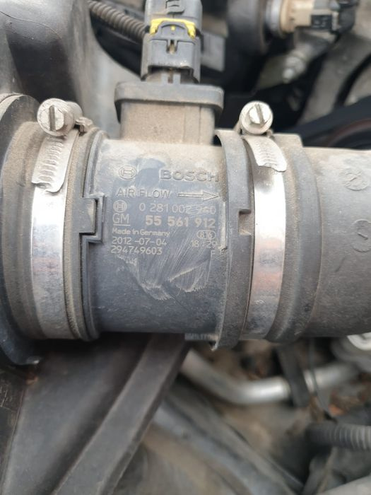 Debitmetru senzor debit aer Opel Astra J 55561912 dezmembrez