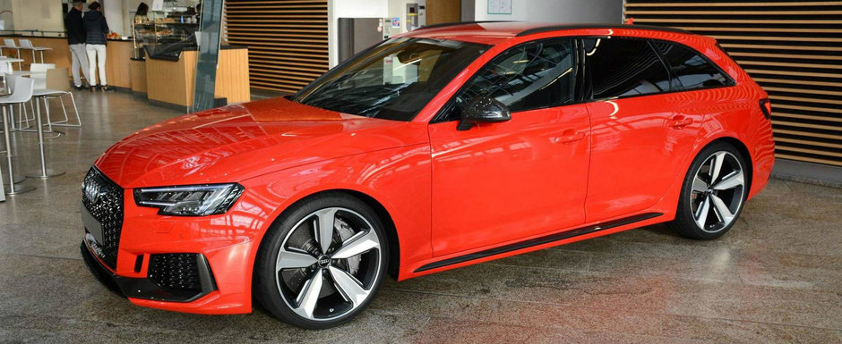 Degeaba, pe rosu arata cel mai bine. Acest RS4 Avant este vedeta showroom-ului Audi Forum Degeaba, pe rosu arata cel mai bine. Acest RS4 Avant este vedeta showroom-ului Audi Forum