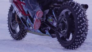 Dementa pe zapada: motocicleta, snowmobilul sau masina?