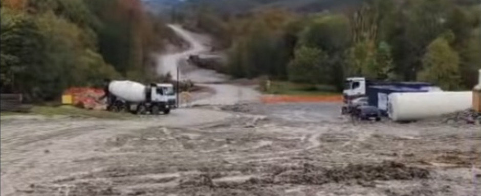Desfasurare de forte cum numai in China mai vezi. Autostrada din Romania unde acum pe santier sunt 800 de muncitori si 240 de utilaje Desfasurare de forte cum numai in China mai vezi. Autostrada din Romania unde acum pe santier sunt 800 de muncitori si 240 de utilaje