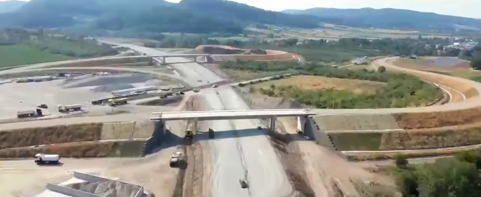 Desfasurare de forte cum numai in China mai vezi. Autostrada din Romania unde acum pe santier sunt 617 oameni si 198 de utilaje Desfasurare de forte cum numai in China mai vezi. Autostrada din Romania unde acum pe santier sunt 617 oameni si 198 de utilaje