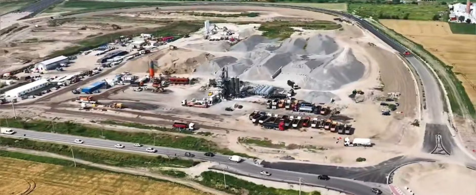 Desfasurare de forte cum numai in China mai vezi. Autostrada din Romania unde acum pe santier sunt 590 de oameni si 326 de utilaje Desfasurare de forte cum numai in China mai vezi. Autostrada din Romania unde acum pe santier sunt 590 de oameni si 326 de utilaje