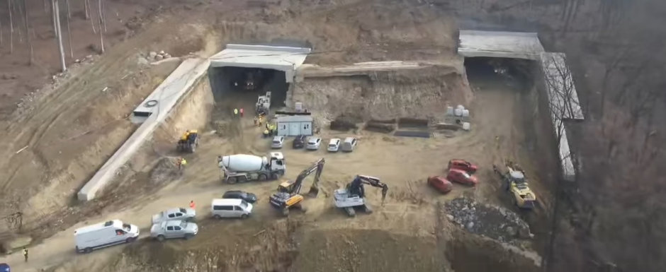 Desfasurare de forte cum numai in China mai vezi. Autostrada din Romania unde acum pe santier sunt 600 de persoane si 300 de utilaje Desfasurare de forte cum numai in China mai vezi. Autostrada din Romania unde acum pe santier sunt 600 de persoane si 300 de utilaje
