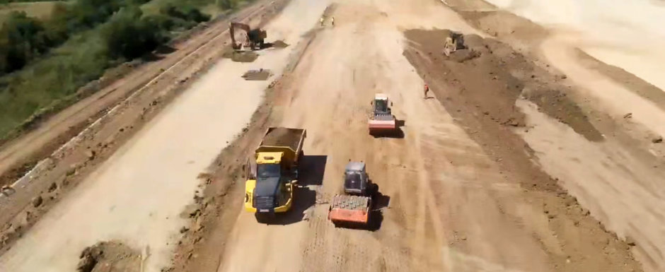 Desfasurare de forte cum numai in China mai vezi. Autostrada din Romania unde acum pe santier sunt 800 de oameni si 200 de utilaje Desfasurare de forte cum numai in China mai vezi. Autostrada din Romania unde acum pe santier sunt 800 de oameni si 200 de utilaje