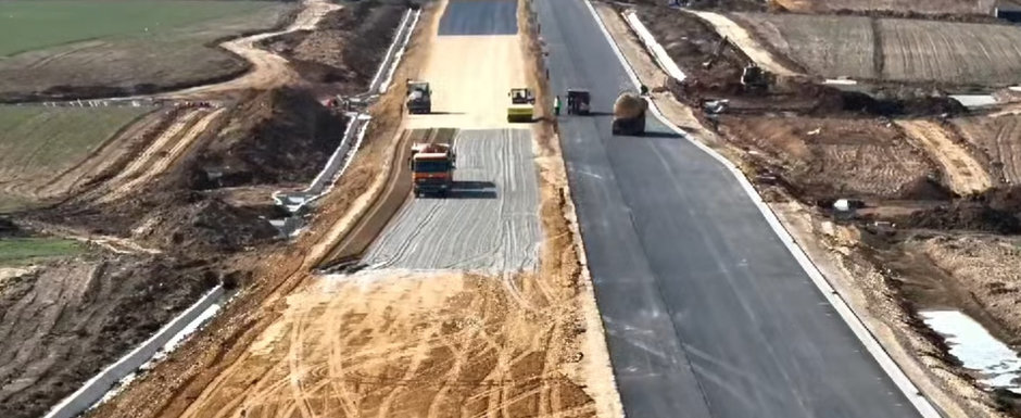Desfasurare de forte cum numai in China mai vezi. Drumul din Romania unde acum pe santier sunt 700 de persoane si 200 de utilaje Desfasurare de forte cum numai in China mai vezi. Drumul din Romania unde acum pe santier sunt 700 de persoane si 200 de utilaje