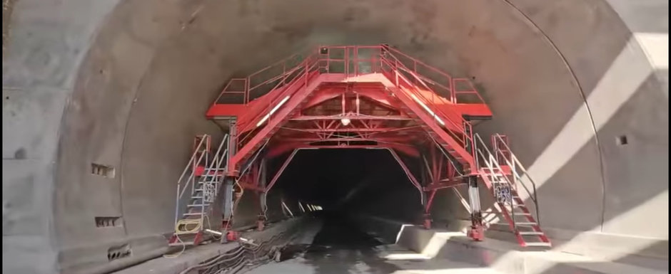 Desfasurare de forte cum numai in China vezi. Autostrada din Romania unde acum pe santier sunt 600 persoane si 175 utilaje Desfasurare de forte cum numai in China vezi. Autostrada din Romania unde acum pe santier sunt 600 persoane si 175 utilaje