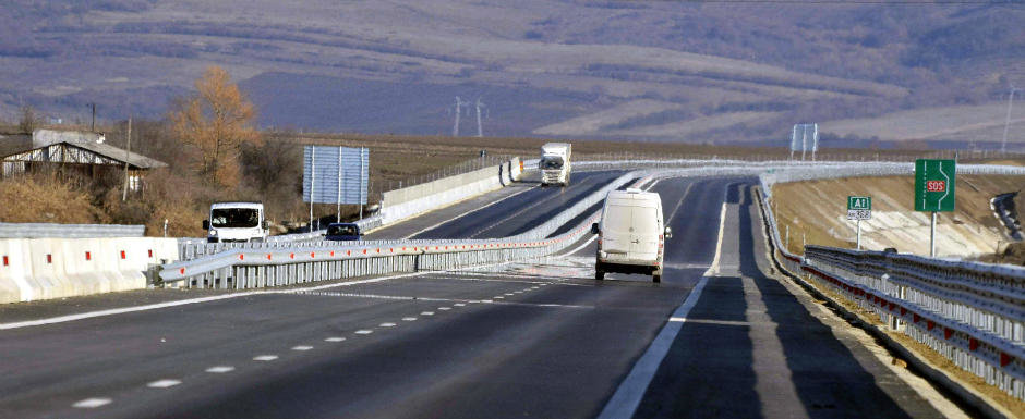 Desi cu stirea CNADNR, 11 autostrazi, drumuri nationale sau centuri ocolitoare sunt in acest moment deschise ilegal traficului Desi cu stirea CNADNR, 11 autostrazi, drumuri nationale sau centuri ocolitoare sunt in acest moment deschise ilegal traficului