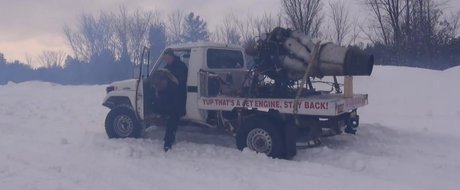 Deszapezirea cu ajutorul unui motor cu reactie pare tare amuzanta