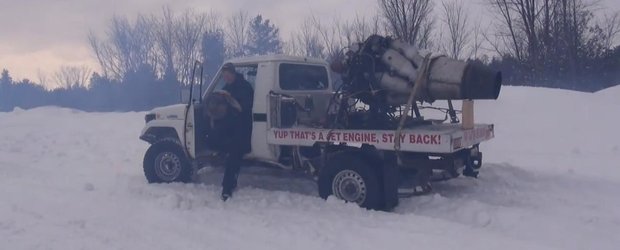 Deszapezirea cu ajutorul unui motor cu reactie pare tare amuzanta