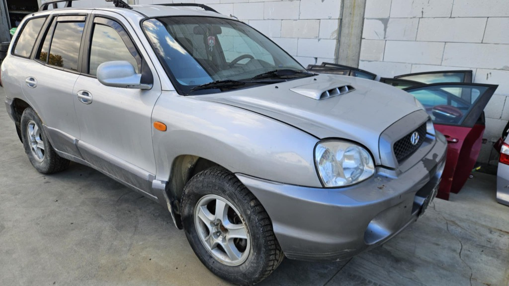 Dezmembram hyundai santa fe 2001 2.0 crdi 113 cp 5 trepte 4x4 cu probleme la motor jante aliaj r16