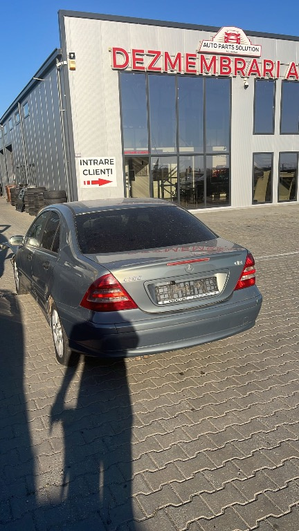 Dezmembram Mercedes Benz C Class w203 2.2 diesel din 2006