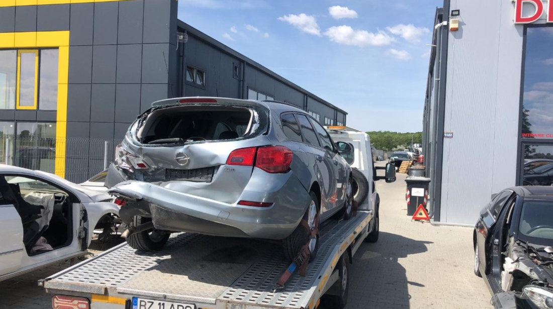 Dezmembram Opel Astra J 1.7D an fabr 2012